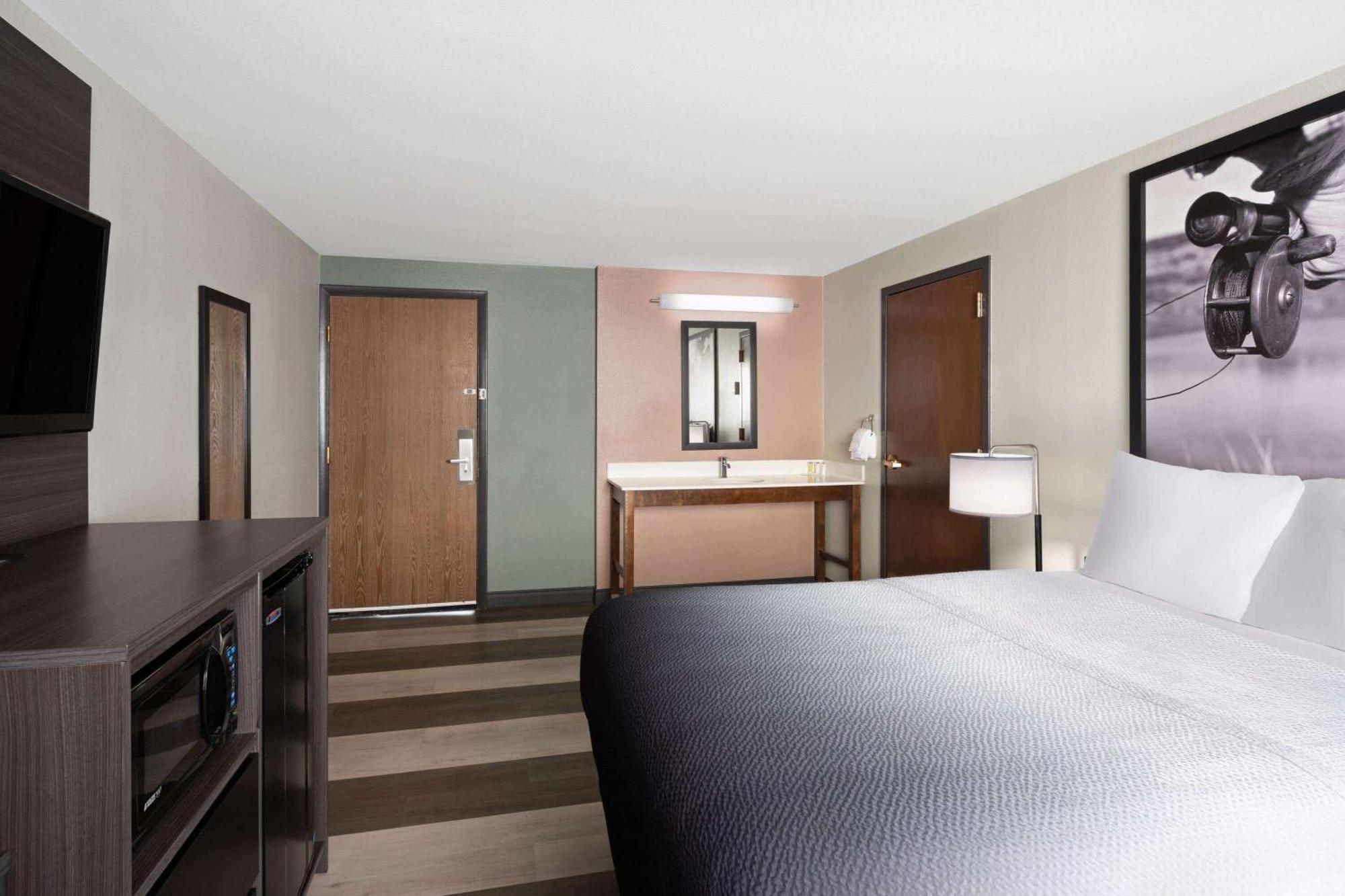 Super 8 By Wyndham Conrad Hotell Eksteriør bilde